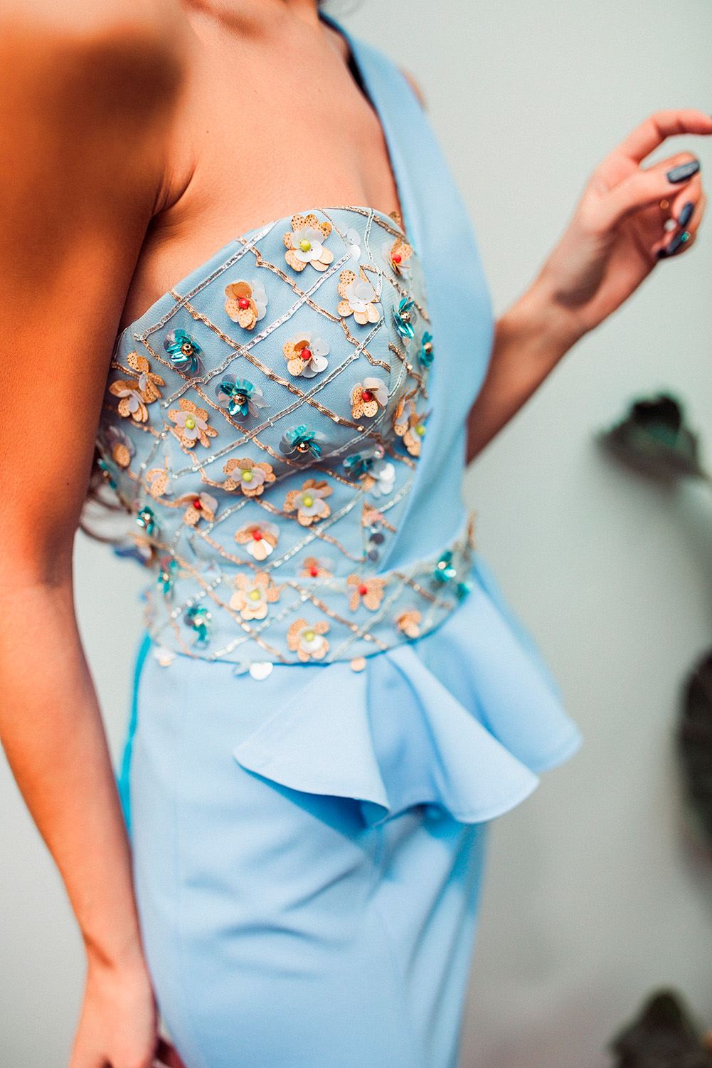 Vestido corto azul celeste con pedrería de flores en 3D