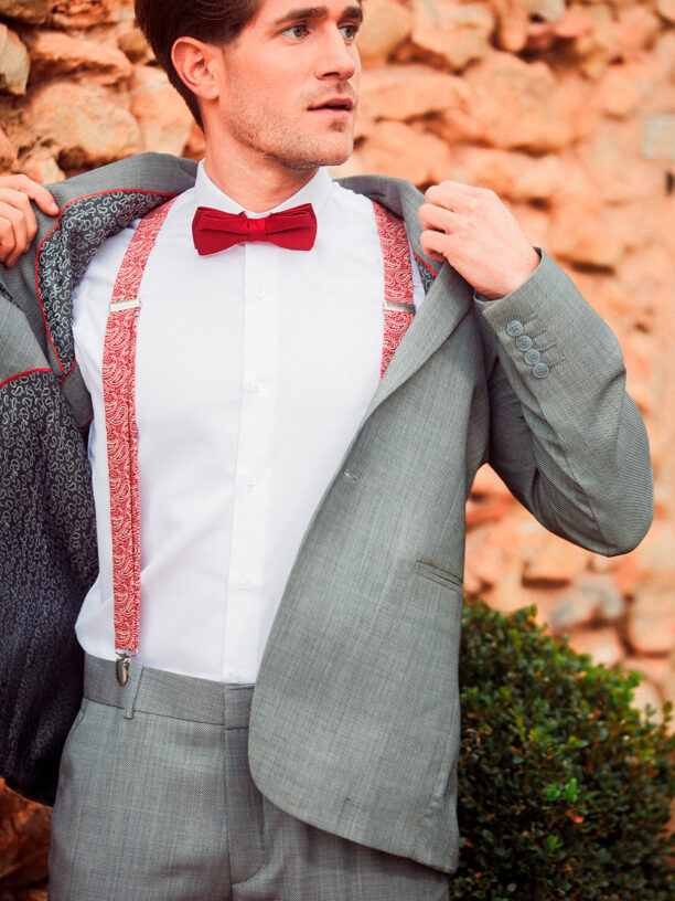 Traje de hombre entallado en tono gris.